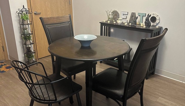 Charming 2-bedroom apartment with AC, full fitness room in Houston
