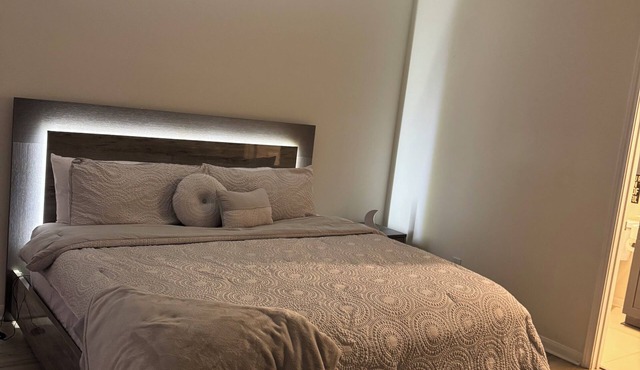 Charming 2-bedroom apartment in perfect Houston with 2 pool view balconies