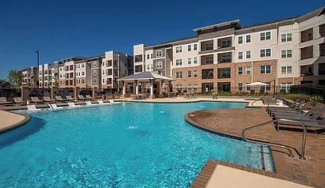 Charming 2-bedroom apartment with WiFi, AC in lovely Madison