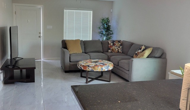 Charming 2-bedroom apartment with WiFi, AC, and ADT Security in quaint Mission!