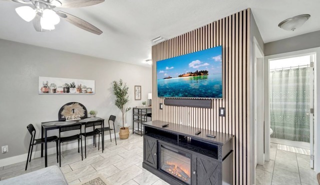 Charming 2-bedroom apartment with WiFi, AC in tranquil Pahokee King Beds