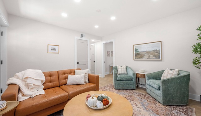 Charming 2-bedroom apartment in lovely downtown Roswell.