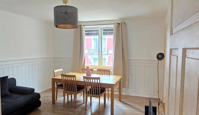Charming 2-bedroom apartment in vibrant Zürich with WiFi