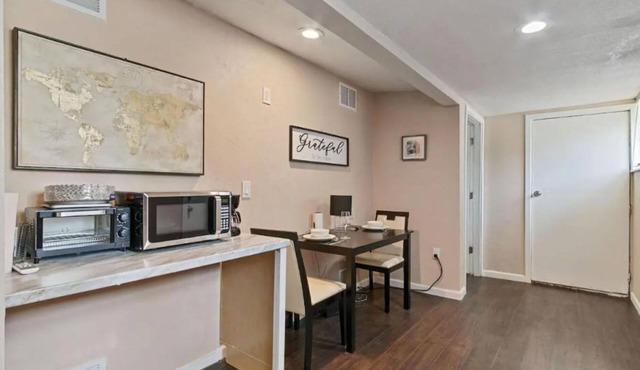Charming 2-bedroom apartment with WiFi, AC in serene Auburn