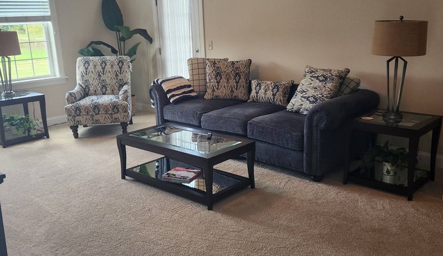 Charming 2-bedroom apartment with Fitness Room, Pool, Tennis, and AC in Dallas