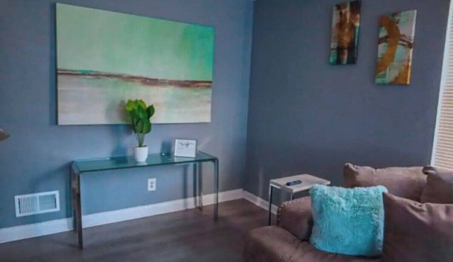 Charming 2-bedroom apartment with WiFi, AC in nice Dayton [Apt 1]