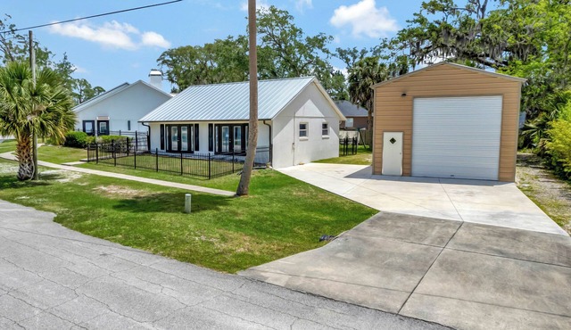 Charming 2-bedroom apartment in lovely DeBary with AC, WiFi