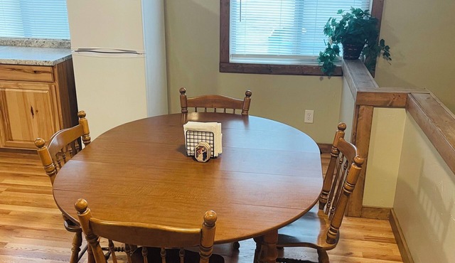 Charming 2-bedroom apartment in terrific Eureka with WiFi