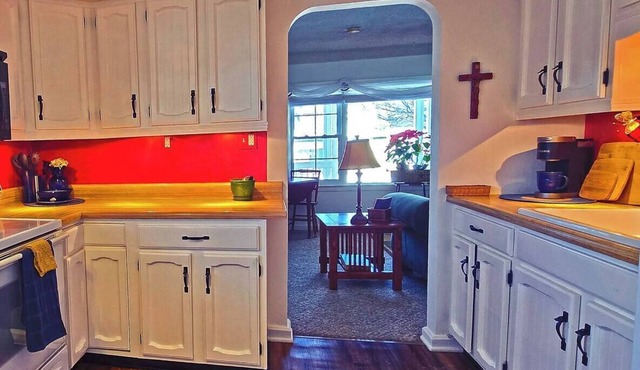 Charming 2-bedroom apartment with AC, Wi-Fi near Fenton, Michigan.