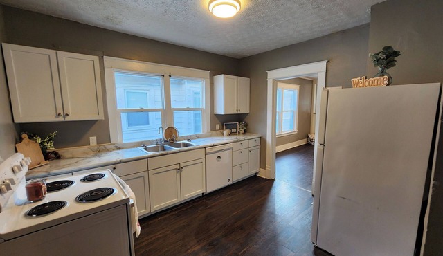 Charming 2-bedroom apartment with WiFi, AC in Kokomo