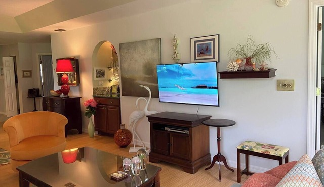 Charming 2-bedroom apartment with AC, WiFi in fabulous Naples