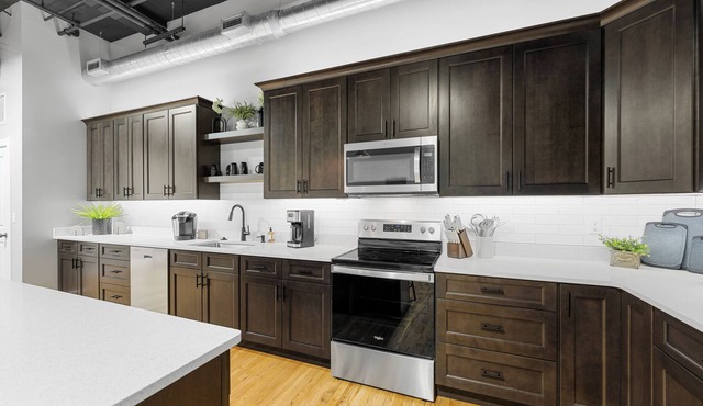 Charming 2-bedroom apartment with WiFi, AC in delightful downtown Salina