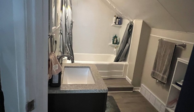 Charming 2-bedroom apartment with WiFi, AC in amazing Toledo