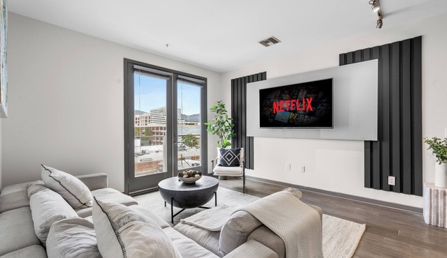 Charming 2-bedroom apartment in serene Vernon with fitness room, WiFi