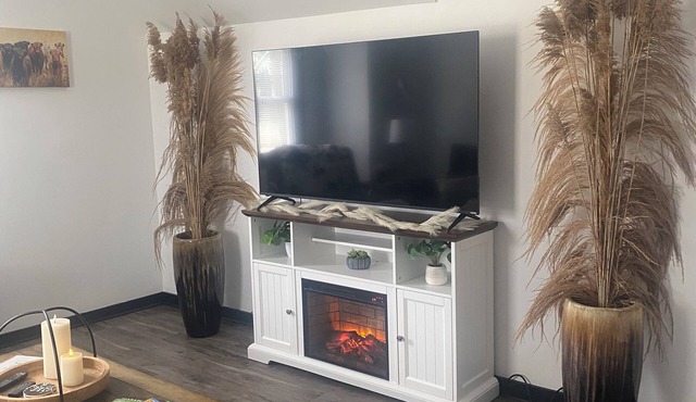 Charming 2-bedroom apartment with WiFi, AC in Wabash.