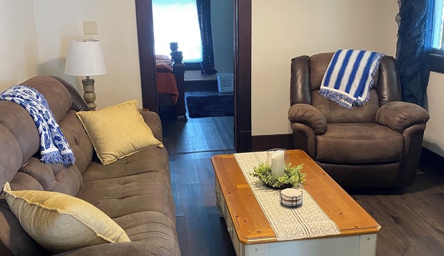 Charming 2-bedroom apartment with WiFi, AC in Wabash. Great location