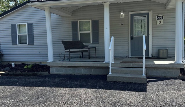 Charming 2-bedroom apartment with new queen beds, AC , Great kitchen! Porch