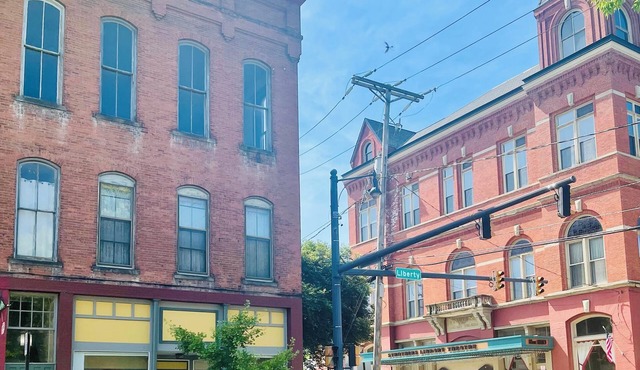 Charming 2-bedroom apartment in peaceful Warren with AC