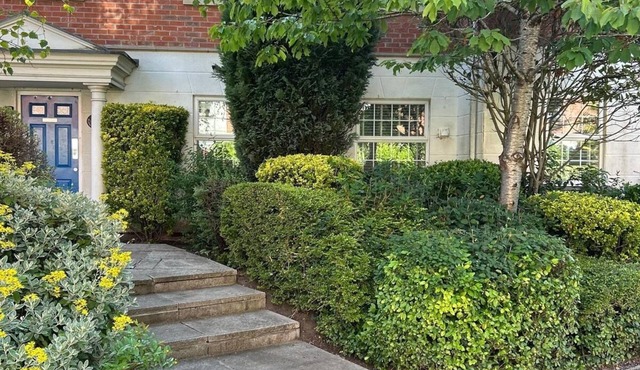 Charming 2-bedroom apartment near Southport with free parking