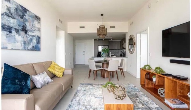 Charming 2-bedroom apartment in awesome Doral with AC and gym