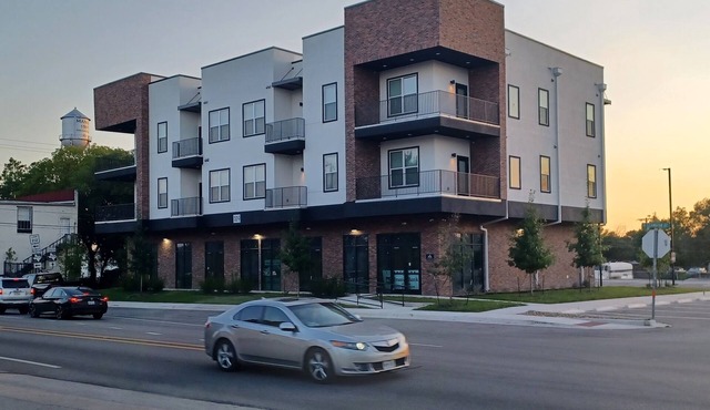 Charming 2-Bedroom Apartment in Downtown Manor