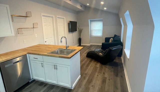 Charming 2-bedroom apartment with WiFi, AC in welcoming Media