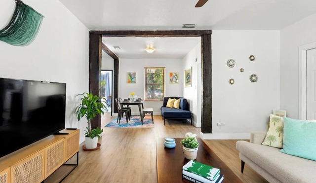 Charming 2-bedroom apartment 1 block away from the Design District!