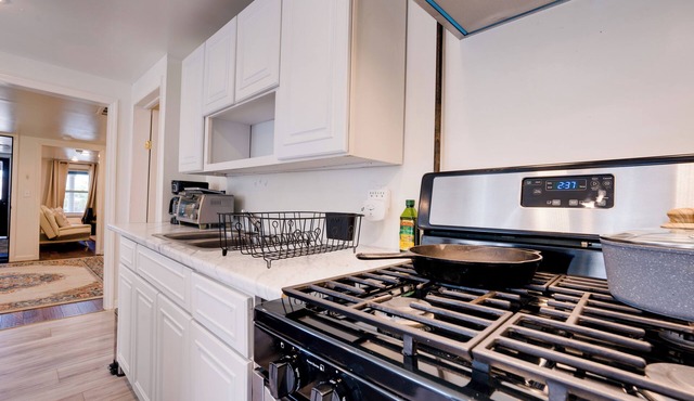 Charming 2-bedroom apartment with AC, WiFi in fantastic Utica