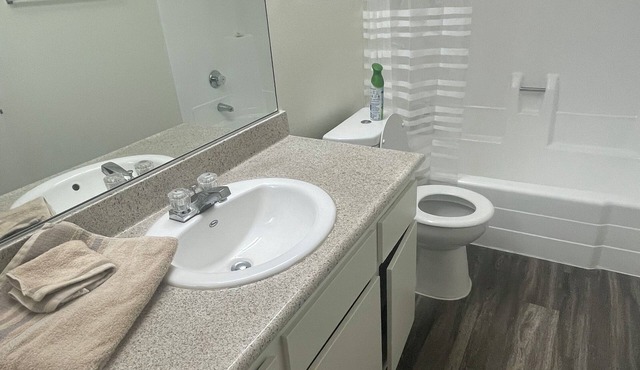 Charming 2-bedroom apartment with fitness room and pool in adorable Brea