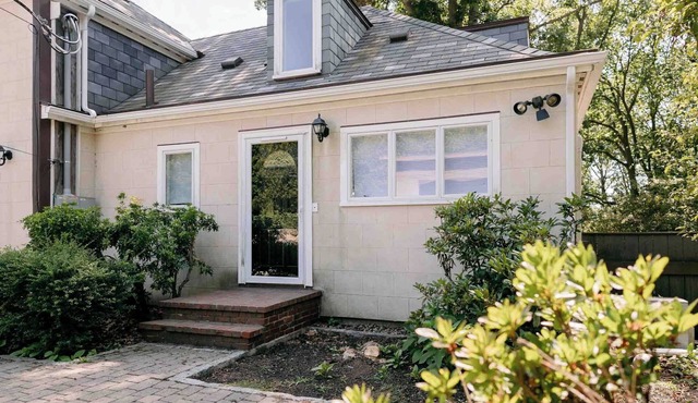 Charming 2-bedroom apt in Beverly! Walking distance to the train - Enjoy Boston!