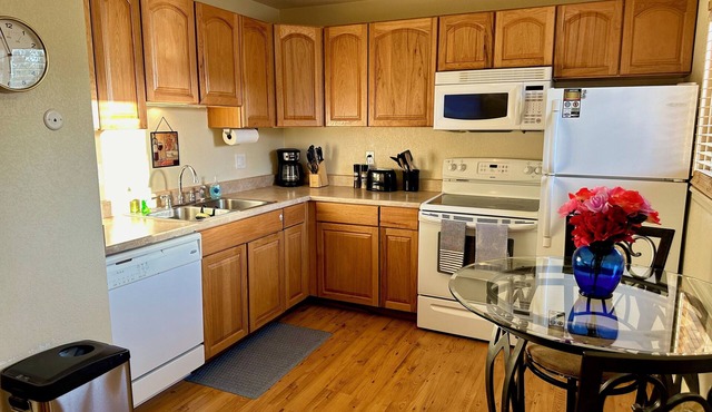 Charming 2-bedroom apt just 10 mins from Frontier Park, Cheyenne with AC, WiFi