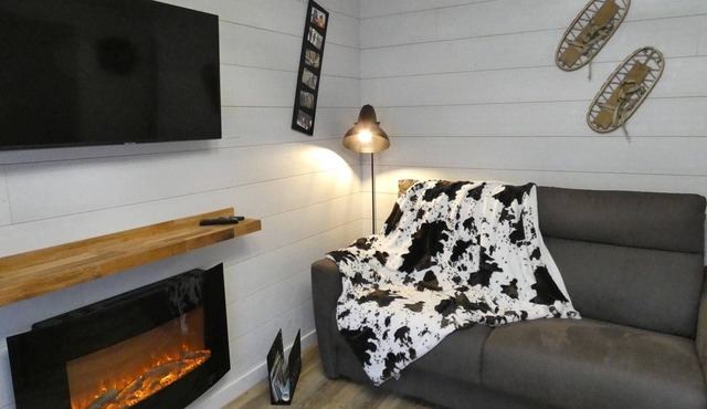 Charming 2-Bedroom Apt with Balcony, Mountain Views, WiFi, Parking & Baby Gear in St Lary Soulan