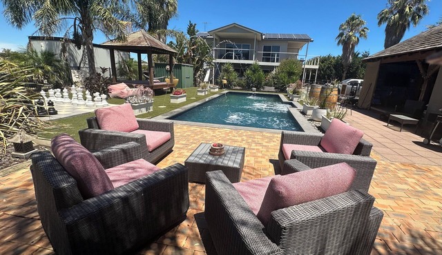 Charming 2-bedroom house with pool, massage chair & more in McLaren Vale