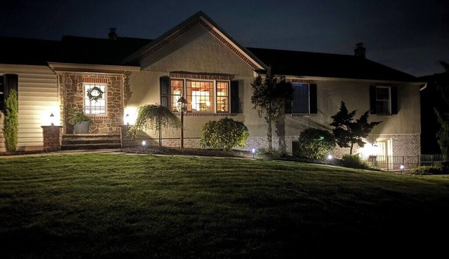 Charming 2-Bedroom B&B surrounding farmland with Chickens,mini goats, and cows