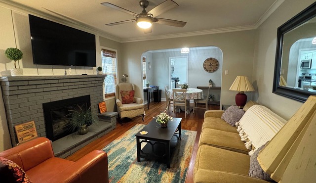 Charming 2-bedroom Bungalow - Close to Everything!