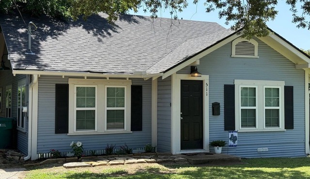 Charming 2-bedroom bungalow in downtown Gatesville with AC, WiFi