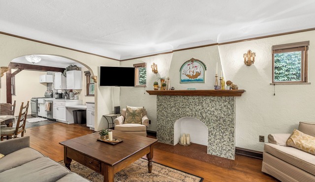 Charming 2-bedroom bungalow with WiFi, AC in Hazel Park