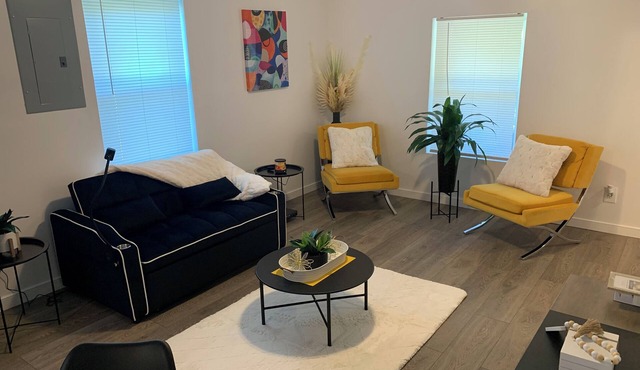 Charming 2-bedroom Boho Chic house with AC and WiFi in Petersburg