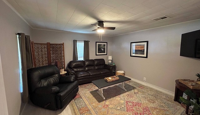 Charming 2-bedroom bungalow with WiFi and AC in brilliant Stillwater