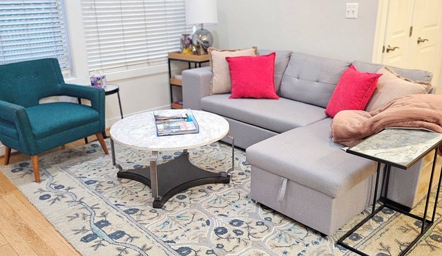 Charming 2-bedroom bed & breakfast condo in fabulous Washington with WiFi, AC