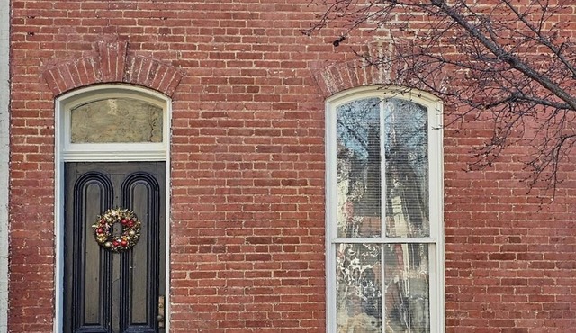 Charming 2-bedroom Baker Park townhome with WiFi, parking and patio in downtown