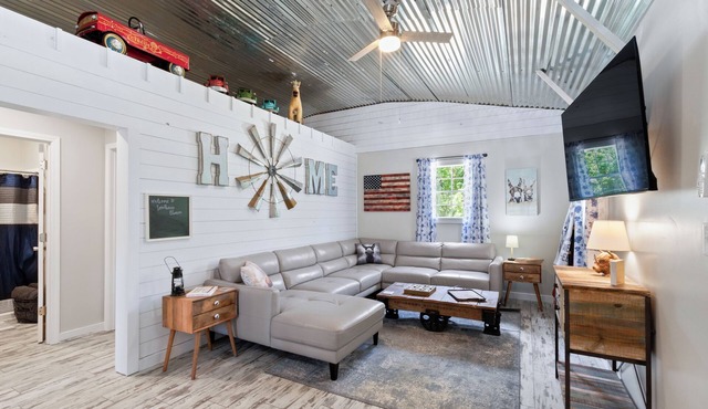 Charming 2-bedroom barn in, Foley 8 miles to Beach, dogs welcome, near Sportplex