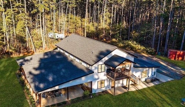 Charming 2-bedroom barn with WiFi, AC in awesome Midland