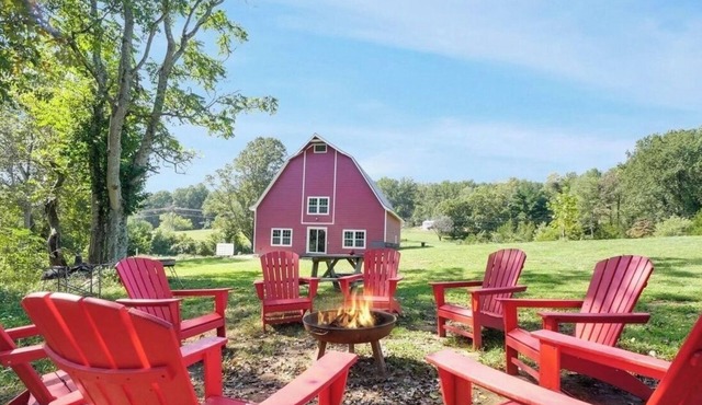 Charming 2-bedroom barn with WiFi, AC in brilliant Etlan, minutes from Old Rag.