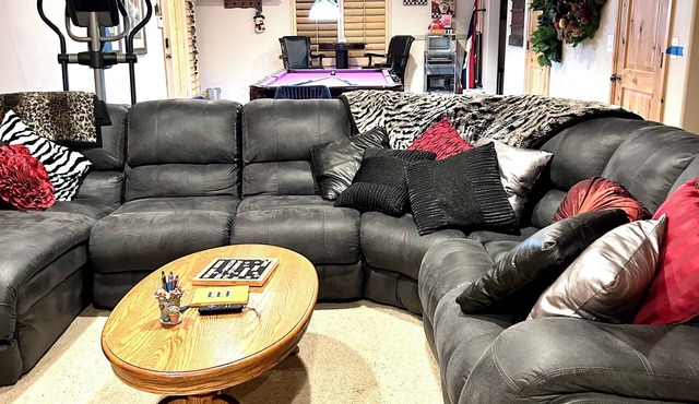 Charming 2 bedroom basement with WiFi kitchenette, pool table in peaceful Murray