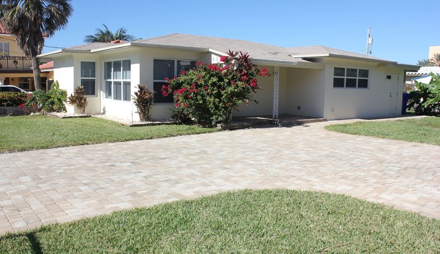 Charming 2 Bedroom Beach Home w Gated Private Yard