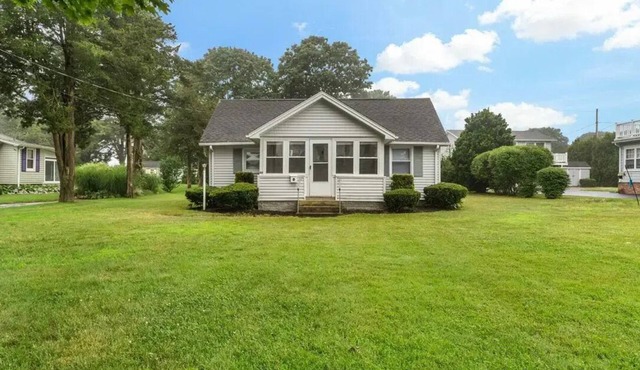 Charming 2 Bedroom Beach Cottage just a short walk from the beach