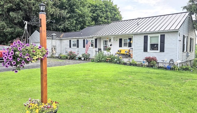 Charming 2-bedroom bed & breakfast in peaceful Cayuga with WiFi, AC