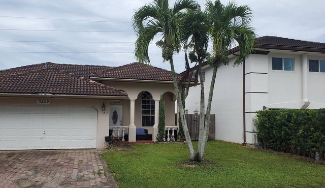 Charming 2-bedroom bed & breakfast in fabulous Miami with AC.
