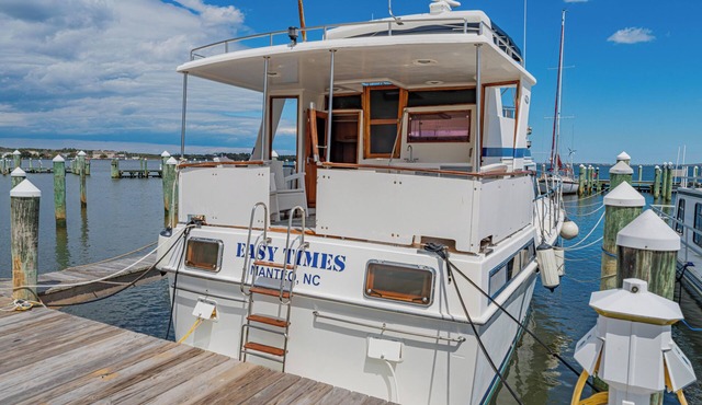 Charming 2-bedroom boat in amazing Manteo WiFi, AC, fitness room, pool, kayaks